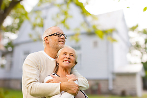 �lteres Ehepaar freut sich �ber den guten Verkaufspreis