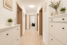 1.OG links Flur Kapitalanlage in begehrter Wohnlage � Gepflegtes 6-Familienhaus in Neustadt-Hambach
