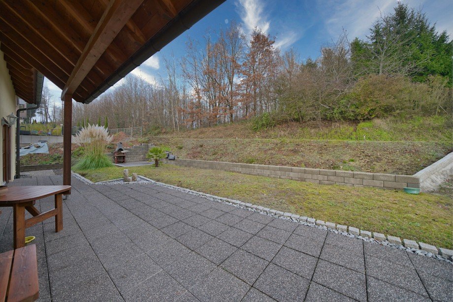 Terrasse OG Mehrfamilienhaus Gossersweiler
