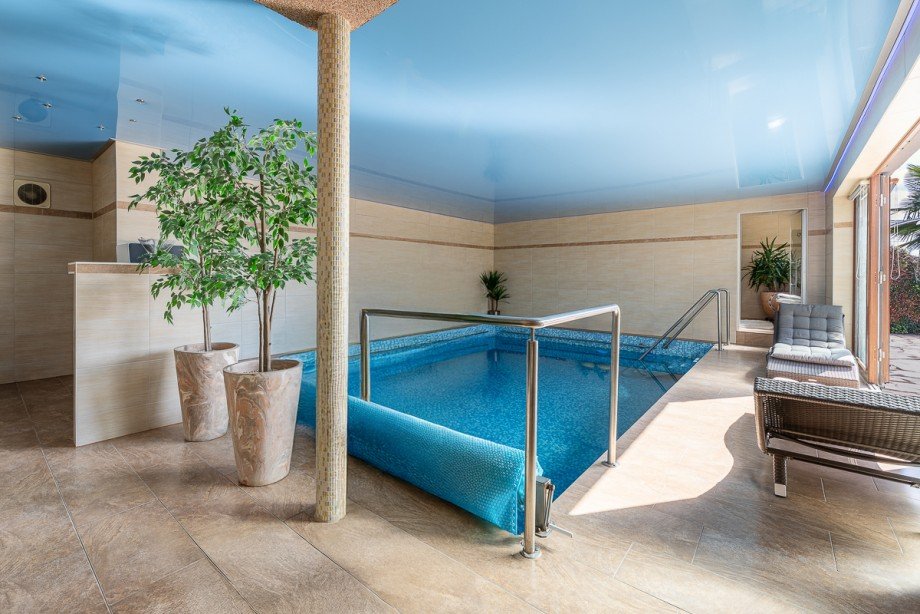 Schwimmhalle Mehrfamilienhaus W�rth