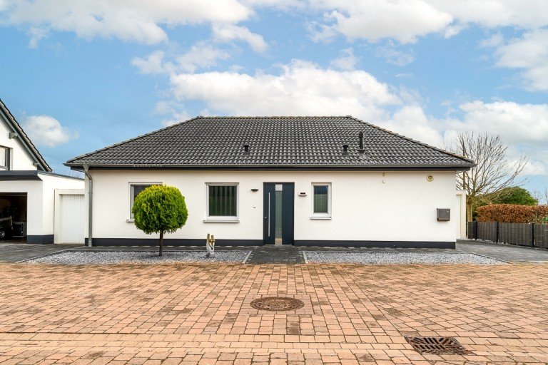 Ansicht 1 Altdorf Haus Neuwertiger Bungalow in sonniger Feldrandlage