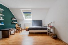 Schlafzimmer Moderne Dachgeschosswohnung mit 3 Zimmern und Balkon