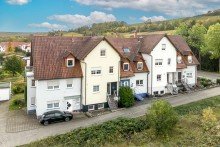Ansicht Drohne Attraktives Reihenhaus mit Pool und Garage