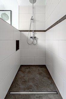 Bad 2 Moderne Dachgeschosswohnung mit 3 Zimmern und Balkon