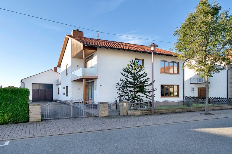 Ansicht Kirrweiler Haus Wuchtiges Einfamilienhaus mit riesiger Garage