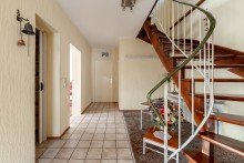 Flur Treppenhaus Wohnhaus mit Nebengeb�ude, Apartment und traumhafter Aussichtslage in Lambrecht