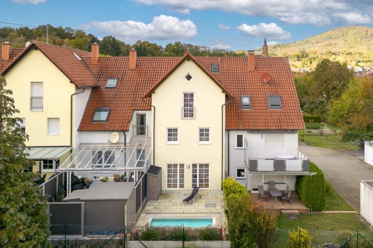 Rückansicht Albersweiler Haus Attraktives Reihenhaus mit Pool und Garage