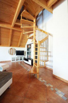Treppe zum Speicher Au�ergew�hnliches Familienhaus mit Au�enpool und riesiger Doppelgarage in ruhiger Bestlage !