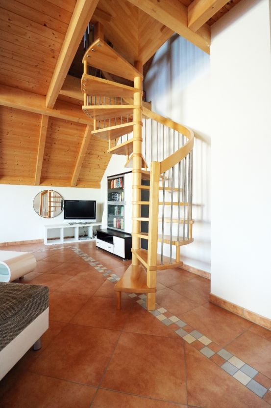 Treppe zum Speicher Haus Landau