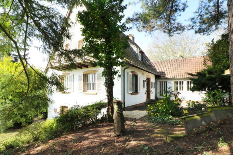 Ansicht Albersweiler Haus Stilvolles, sonniges Architektenhaus mit viel Charme in gesuchter Aussichtslage