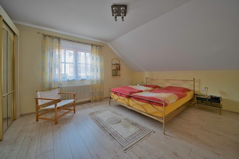 Schlafzimmer 2 DG Mehrfamilienhaus Gossersweiler