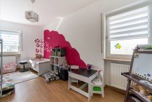 Kind1 linkes Haus Charmantes Immobilienensemble mit zwei modernisierten H�usern