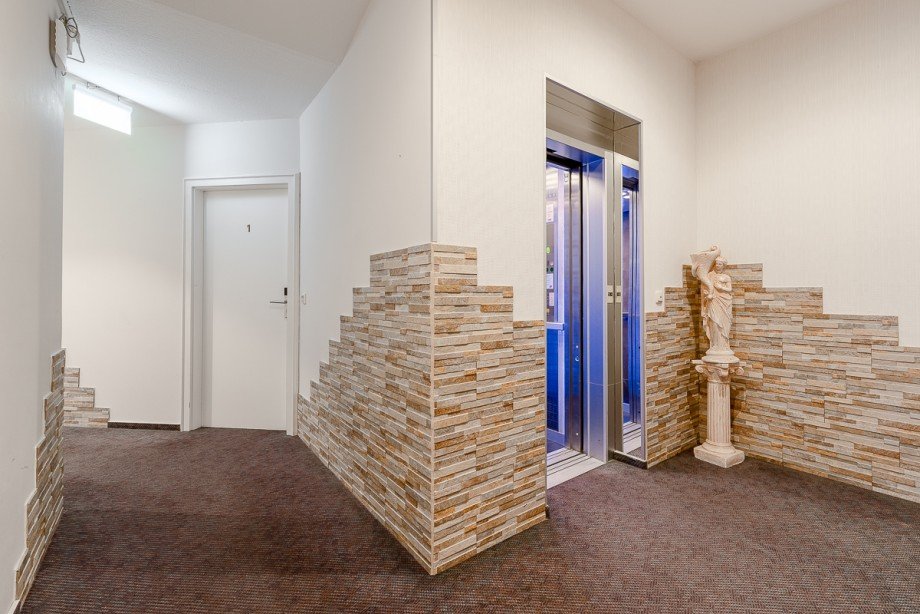 Flur EG Aufzug Hotels R�sselsheim