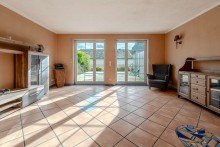 Wohnzimmer Attraktives Reihenhaus mit Pool und Garage
