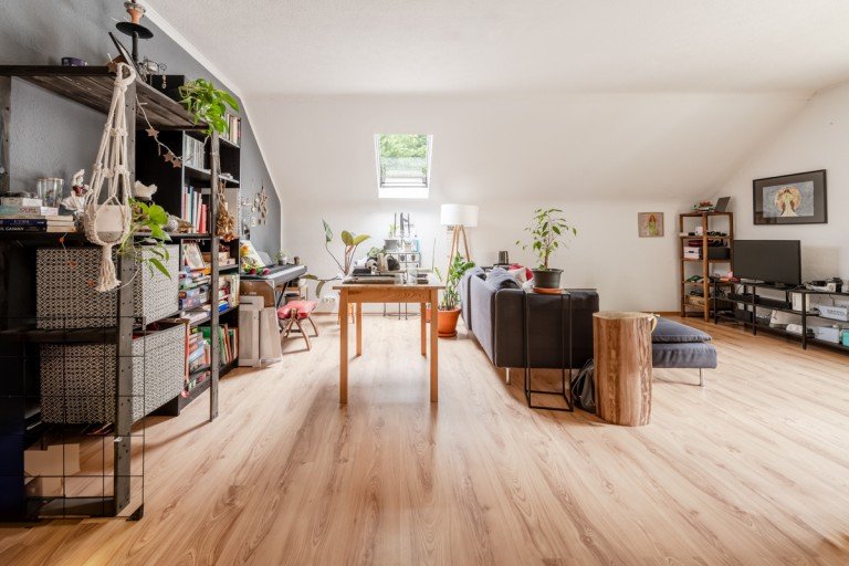Wohnzimmer 1 Neidenfels Dachgeschosswohnung Moderne Dachgeschosswohnung mit 3 Zimmern und Balkon