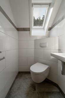 G�ste-WC Sofort bezugsfreie Dachgeschosswohnung mit Balkon und Stellplatz