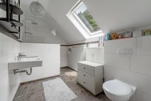 Bad 1 Moderne Dachgeschosswohnung mit 3 Zimmern und Balkon