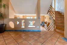 Blick zum Wohnzimmer Attraktives Reihenhaus mit Pool und Garage