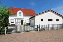 Ansicht Au�ergew�hnliches Familienhaus mit Au�enpool und riesiger Doppelgarage in ruhiger Bestlage !