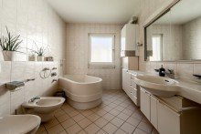 Bad Wohnung1 Attraktives Wohn- und Gesch�ftshaus mit vielseitigen Nutzungsm�glichkeiten