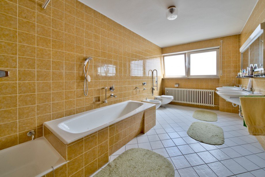 Bad OG links Haus Ha�loch