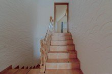 Treppenhaus DG Attraktives Reihenhaus mit Pool und Garage