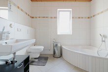 Elternbad OG Au�ergew�hnliches Familienhaus mit Au�enpool und riesiger Doppelgarage in ruhiger Bestlage !