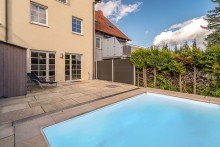 Terrasse Attraktives Reihenhaus mit Pool und Garage