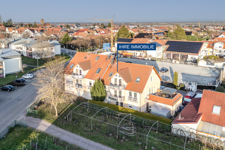 Rückansicht Maikammer Dachgeschosswohnung Stilvolle Dachgeschosswohnung mit Blick auf die Haardt in Maikammer