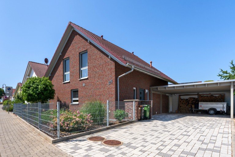 Ansicht Winden Einfamilienhaus Neuwertiges, energieeffizientes Einfamilienhaus mit sonnigen Garten