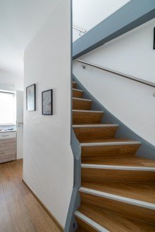 Treppenhaus rechtes Haus Charmantes Immobilienensemble mit zwei modernisierten H�usern