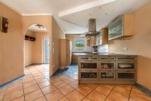 K�che Attraktives Reihenhaus mit Pool und Garage