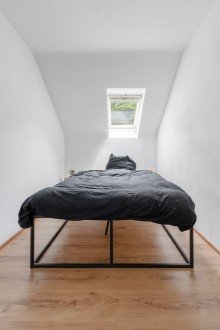 kleines Zimmer Moderne Dachgeschosswohnung mit 3 Zimmern und Balkon