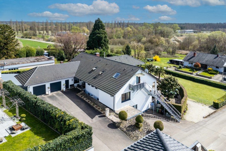 Luftaufname 2 Wörth Mehrfamilienhaus Exklusives Anwesen mit drei Wohneinheiten, Pool und großzügigem Südgarten